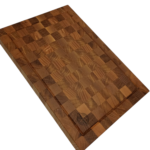 Wyposażona w precyzyjnie wyfrezowany rowek ociekowy, który skutecznie zbiera soki z krojonych owoców, warzyw i mięsa, zapobiegając ich rozlewaniu się po blacie.